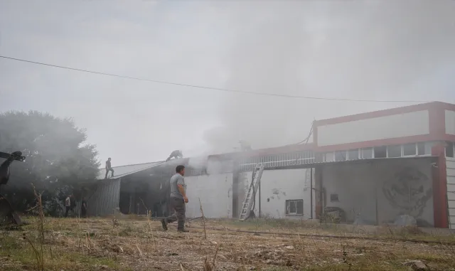 GÜNCELLEME - Uşak’ta tekstil fabrikasında çıkan yangın söndürüldü GÜNCELLEME - Uşak’ta tekstil fabrikasında çıkan yangın söndürüldü