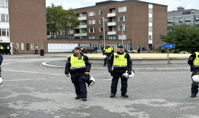 Irak asıllı Momika, Türkiye’nin Stockholm Büyükelçiliği önünde Kur’an-ı Kerim yakmaktan vazgeçti Irak asıllı Momika, Türkiye’nin Stockholm Büyükelçiliği önünde Kur’an-ı Kerim yakmaktan vazgeçti