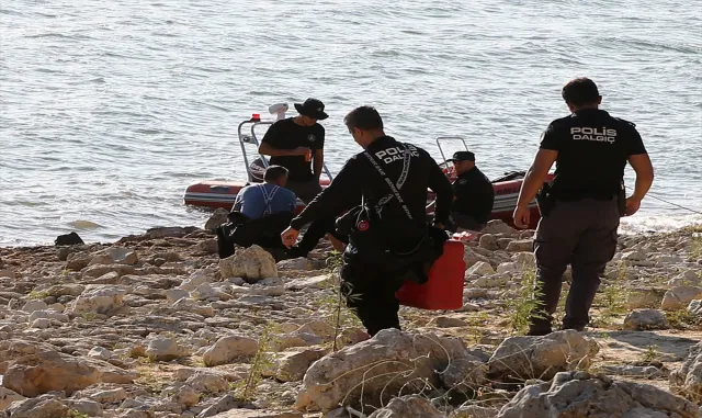 İzmir’de düşen helikopter ile 3 personelini arama kurtarma çalışmaları sürüyor İzmir’de düşen helikopter ile 3 personelini arama kurtarma çalışmaları sürüyor