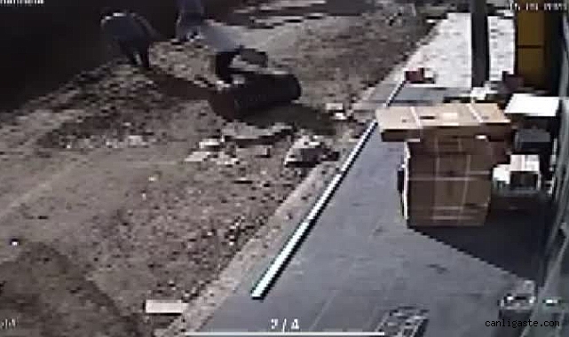 Kayseri’de belediyenin altyapı çalışmalarında bir işçi toprak altında kaldı Kayseri’de belediyenin altyapı çalışmalarında bir işçi toprak altında kaldı