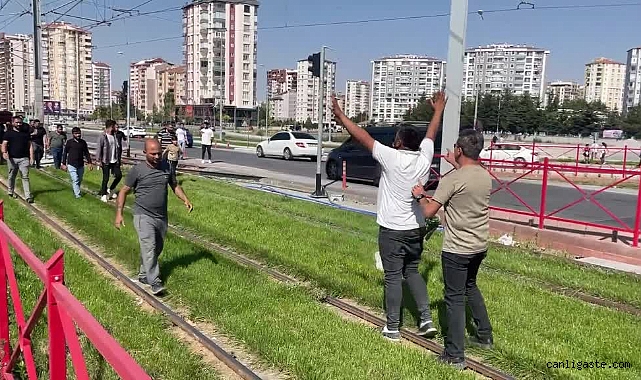 Kayseri’de tramvayın çarpması sonucu ölen çocuğun yakınlarından protesto Kayseri’de tramvayın çarpması sonucu ölen çocuğun yakınlarından protesto