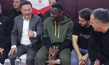 Kayserisporlu futbolcuların başlama vuruşuyla futsal turnuvası start aldı Kayserisporlu futbolcuların başlama vuruşuyla futsal turnuvası start aldı