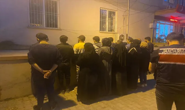 Kilis’te 16 düzensiz göçmen yakalandı Kilis’te 16 düzensiz göçmen yakalandı