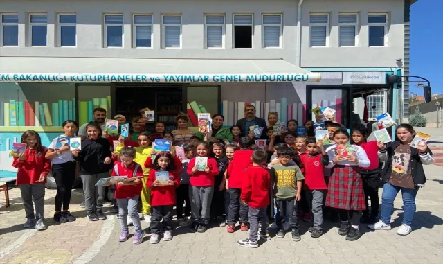 Kırşehir’de gezici kütüphane köydeki çocuklara kitap ulaştırdı Kırşehir’de gezici kütüphane köydeki çocuklara kitap ulaştırdı