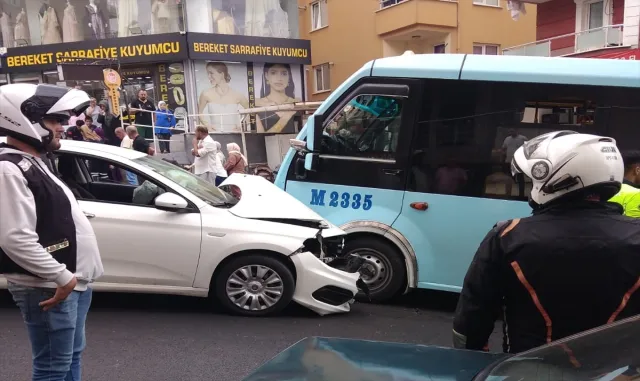 Maltepe’de otomobille minibüsün çarpıştığı kazada 3 kişi yaralandı Maltepe’de otomobille minibüsün çarpıştığı kazada 3 kişi yaralandı