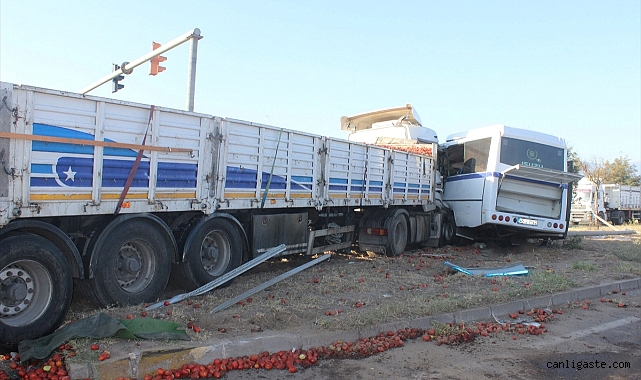Manisa’da TIR işçi servisine çarptı: 23 kişi yaralandı Manisa’da TIR işçi servisine çarptı: 23 kişi yaralandı