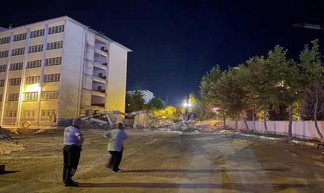Niğde’de fakülte binasının yangın merdiveni kontrollü yıkım sırasında yürüyüş yoluna devrildi, 1 kişi yaralandı Niğde’de fakülte binasının yangın merdiveni kontrollü yıkım sırasında yürüyüş yoluna devrildi, 1 kişi yaralandı