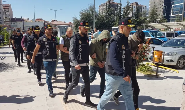 Niğde’de uyuşturucu operasyonunda gözaltına alınan şüphelilerden 20’si tutuklandı Niğde’de uyuşturucu operasyonunda gözaltına alınan şüphelilerden 20’si tutuklandı