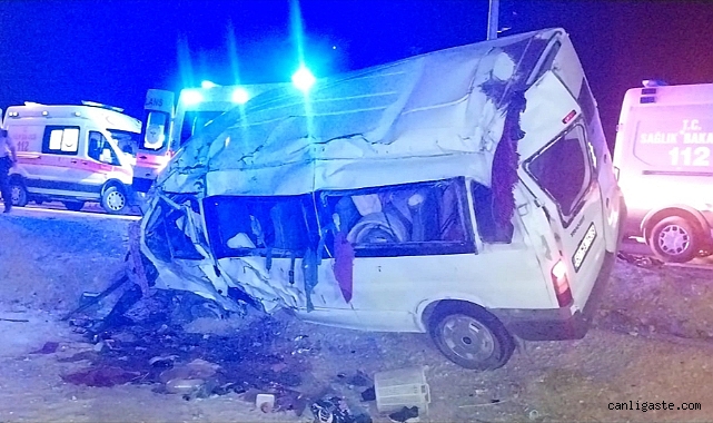 Niğde Kayseri yolunda minibüsle otomobil çarpıştı: 8 yaralı Niğde Kayseri yolunda minibüsle otomobil çarpıştı: 8 yaralı