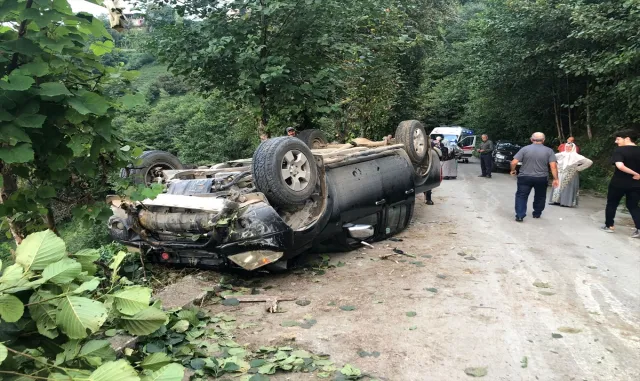 Rize’de devrilen kamyonetteki 4 kişi yaralandı Rize’de devrilen kamyonetteki 4 kişi yaralandı
