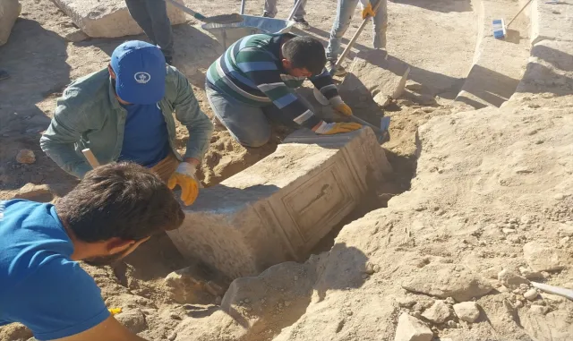 Savatra Antik Kenti’nde yaklaşık 1800 yıllık sunak bulundu Savatra Antik Kenti’nde yaklaşık 1800 yıllık sunak bulundu