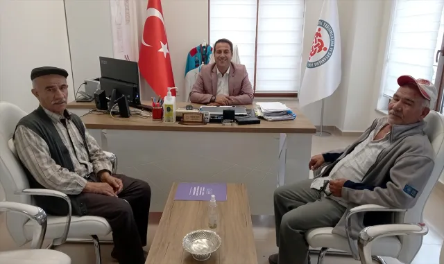Şehit babalarından Beypazarı Sosyal Yardımlaşma ve Dayanışma Vakfı Müdürü Biçen’e ziyaret Şehit babalarından Beypazarı Sosyal Yardımlaşma ve Dayanışma Vakfı Müdürü Biçen’e ziyaret