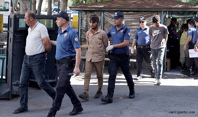 Sivas’ta ’dur’ ihtarına uymayan araçta 8 düzensiz göçmen yakalandı Sivas’ta ’dur’ ihtarına uymayan araçta 8 düzensiz göçmen yakalandı