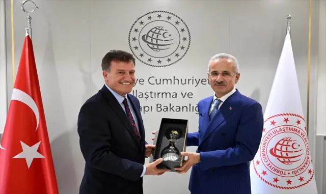 Ulaştırma ve Altyapı Bakanı Uraloğlu KKTC’li mevkidaşı Arıklı ile görüştü: Ulaştırma ve Altyapı Bakanı Uraloğlu KKTC’li mevkidaşı Arıklı ile görüştü: