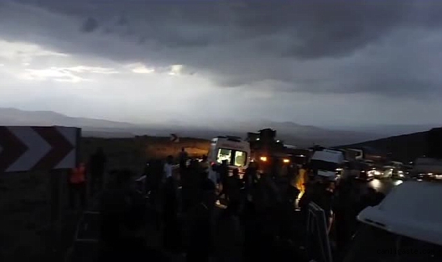 Van’da minibüs ile kamyonet çarpıştı: 1 ölü, 11 yaralı Van’da minibüs ile kamyonet çarpıştı: 1 ölü, 11 yaralı
