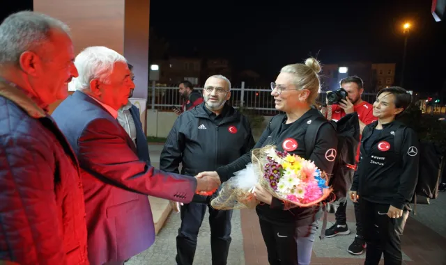 A Milli Kadın Futbol Takımı, Lüksemburg maçı için Çorum’a geldi A Milli Kadın Futbol Takımı, Lüksemburg maçı için Çorum’a geldi