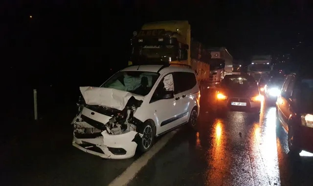 Anadolu Otoyolu Kocaeli geçişinde meydana gelen zincirleme kaza trafiği aksattı Anadolu Otoyolu Kocaeli geçişinde meydana gelen zincirleme kaza trafiği aksattı