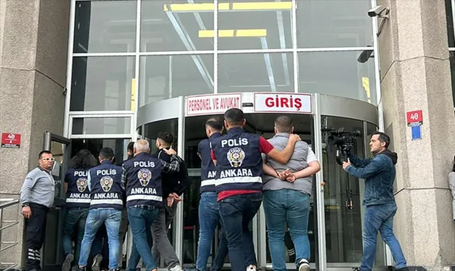 Ankara’da bir kişinin başından vurularak öldürülmesiyle ilgili 3 şüpheli tutuklandı Ankara’da bir kişinin başından vurularak öldürülmesiyle ilgili 3 şüpheli tutuklandı