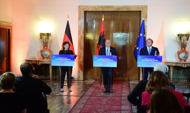 Arnavutluk Dışişleri Bakanı Hasani: "Kosova-Sırbistan diyaloğu barışa giden tek yoldur" Arnavutluk Dışişleri Bakanı Hasani: "Kosova-Sırbistan diyaloğu barışa giden tek yoldur"