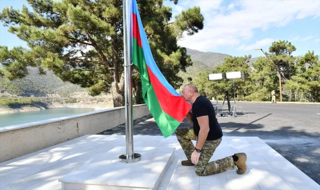 Azerbaycan Cumhurbaşkanı Aliyev, Hankendi ve Hocalı’da Azerbaycan bayrağını göndere çekti Azerbaycan Cumhurbaşkanı Aliyev, Hankendi ve Hocalı’da Azerbaycan bayrağını göndere çekti