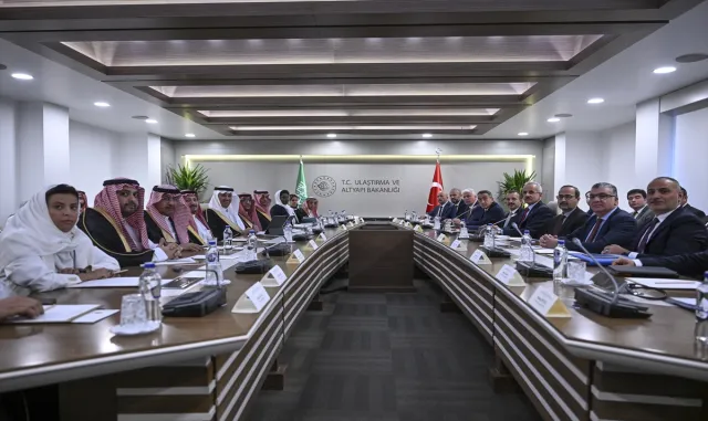 Bakan Uraloğlu, Suudi Arabistanlı mevkidaşı el-Casir ile bir araya geldi: Bakan Uraloğlu, Suudi Arabistanlı mevkidaşı el-Casir ile bir araya geldi: