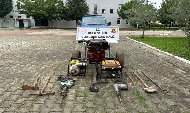 Bursa’da izinsiz kazı yapan 5 kişi fotokapanla yakalandı Bursa’da izinsiz kazı yapan 5 kişi fotokapanla yakalandı