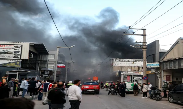 Bursa’da koltuk imalathanesinde çıkan yangına müdahale ediliyor Bursa’da koltuk imalathanesinde çıkan yangına müdahale ediliyor