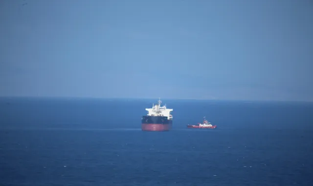 Çanakkale Boğazı girişinde arızalanan gemi Bozcaada açıklarında demirletildi Çanakkale Boğazı girişinde arızalanan gemi Bozcaada açıklarında demirletildi