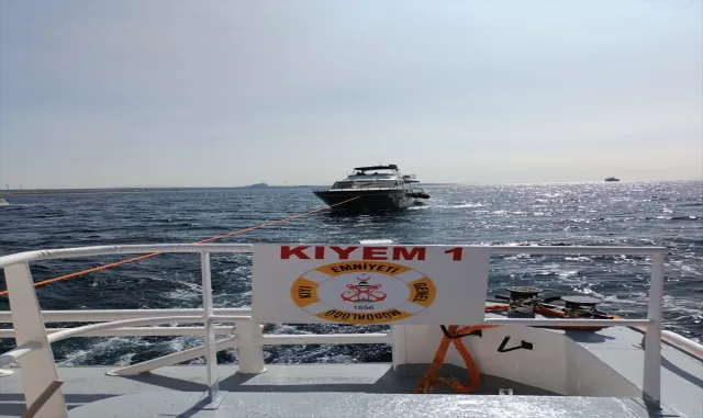 Çanakkale Boğazı’nda su alan tekne kurtarıldı Çanakkale Boğazı’nda su alan tekne kurtarıldı