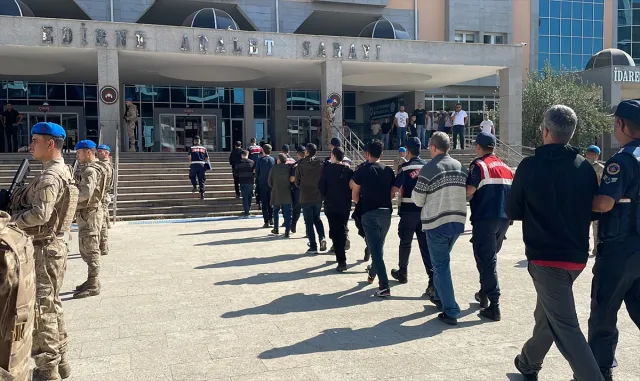 Edirne’de botla Yunanistan’a kaçmaya çalışırken yakalanan 20 FETÖ mensubu tutuklandı Edirne’de botla Yunanistan’a kaçmaya çalışırken yakalanan 20 FETÖ mensubu tutuklandı