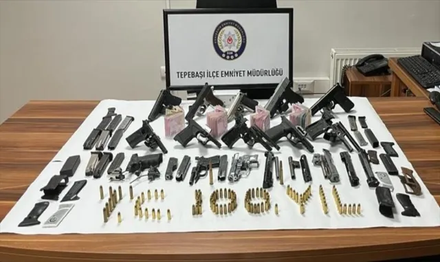 Eskişehir’de aranan şüphelinin evinde silahlar ele geçirildi Eskişehir’de aranan şüphelinin evinde silahlar ele geçirildi