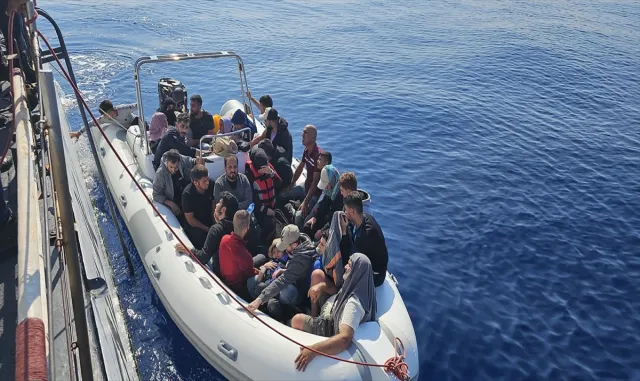 Fethiye açıklarında 26 düzensiz göçmen kurtarıldı Fethiye açıklarında 26 düzensiz göçmen kurtarıldı