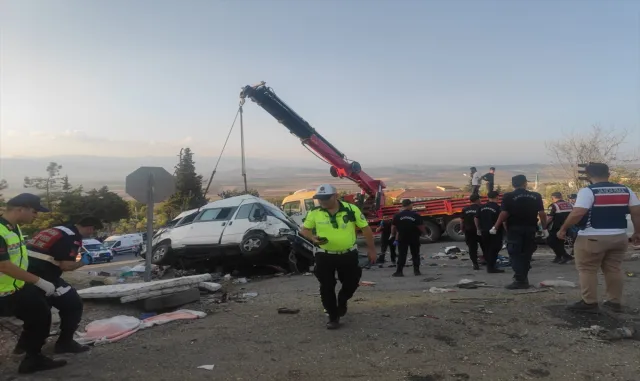 GÜNCELLEME 2 - Gaziantep’te seyir halindeki kamyon trafik ışığındaki 3 araca çarptı GÜNCELLEME 2 - Gaziantep’te seyir halindeki kamyon trafik ışığındaki 3 araca çarptı