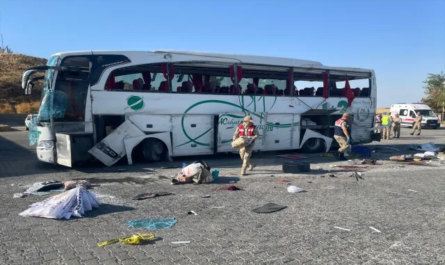 Şanlıurfa’da yolcu otobüsü devrildi: 2 ölü, 25 yaralı Şanlıurfa’da yolcu otobüsü devrildi: 2 ölü, 25 yaralı