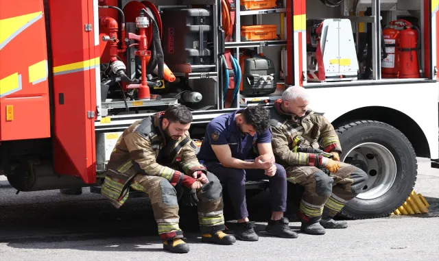 GÜNCELLEME 3 - Ankara’da 7 katlı binada çıkan yangında dumandan etkilenen 4 itfaiye erinden biri şehit oldu GÜNCELLEME 3 - Ankara’da 7 katlı binada çıkan yangında dumandan etkilenen 4 itfaiye erinden biri şehit oldu