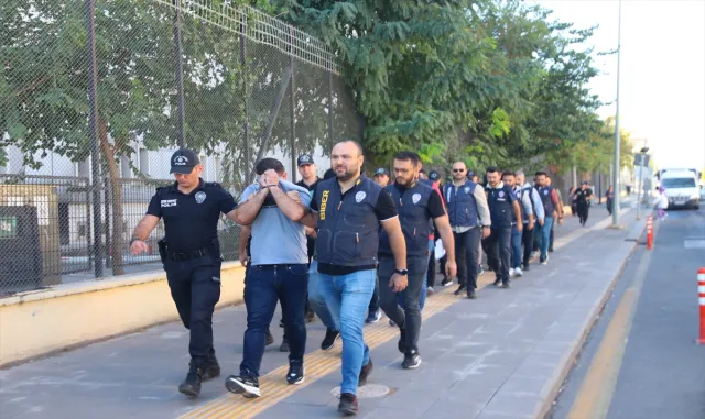 GÜNCELLEME - Diyarbakır merkezli 2 ilde bahis çetesine yönelik operasyonda gözaltına alınan 15 şüpheliden 9’u tutuklandı GÜNCELLEME - Diyarbakır merkezli 2 ilde bahis çetesine yönelik operasyonda gözaltına alınan 15 şüpheliden 9’u tutuklandı