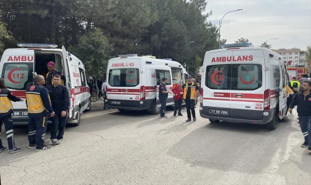 GÜNCELLEME - Elazığ’da freni patlayan midibüs 2 araca çarptı, 1 kişi öldü, 20 kişi yaralandı GÜNCELLEME - Elazığ’da freni patlayan midibüs 2 araca çarptı, 1 kişi öldü, 20 kişi yaralandı