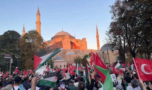 İstanbul’da ’Büyük Filistin Yürüyüşü’ düzenlendi İstanbul’da ’Büyük Filistin Yürüyüşü’ düzenlendi