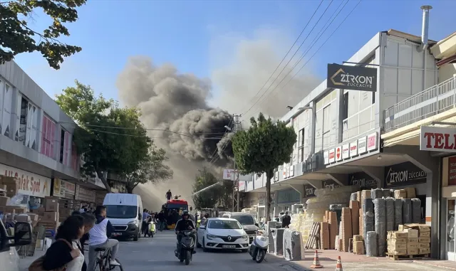 GÜNCELLEME - Konya’da toptancılar çarşısında bir iş yerinde çıkan yangın söndürüldü GÜNCELLEME - Konya’da toptancılar çarşısında bir iş yerinde çıkan yangın söndürüldü
