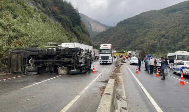 GÜNCELLEME - Sakarya’da trafik kazasının ardından kapanan kara yolu kontrollü olarak ulaşıma açıldı GÜNCELLEME - Sakarya’da trafik kazasının ardından kapanan kara yolu kontrollü olarak ulaşıma açıldı