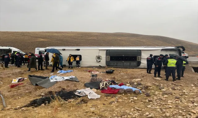 GÜNCELLEME - Sivas’ta yolcu otobüsü devrildi, 4 kişi öldü, 34 kişi yaralandı GÜNCELLEME - Sivas’ta yolcu otobüsü devrildi, 4 kişi öldü, 34 kişi yaralandı