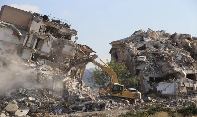 Hatay’da ağır hasarlı binaların kontrollü yıkımı devam ediyor Hatay’da ağır hasarlı binaların kontrollü yıkımı devam ediyor