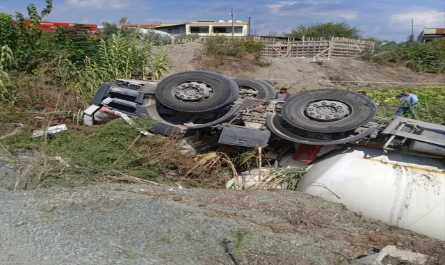 Beton mikseri şarampole devrildi Beton mikseri şarampole devrildi