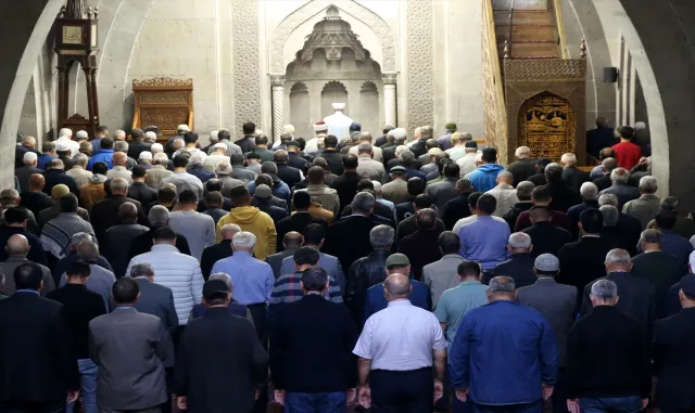 İç Anadolu’da camilerde Filistin’deki saldırılarda hayatını kaybedenler için cenaze namazı kılındı İç Anadolu’da camilerde Filistin’deki saldırılarda hayatını kaybedenler için cenaze namazı kılındı