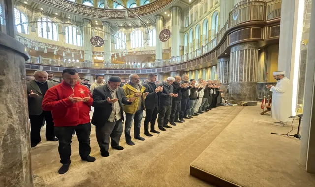 İstanbul’da Filistin’de hayatını kaybedenler için gıyabi cenaze namazı kılındı İstanbul’da Filistin’de hayatını kaybedenler için gıyabi cenaze namazı kılındı