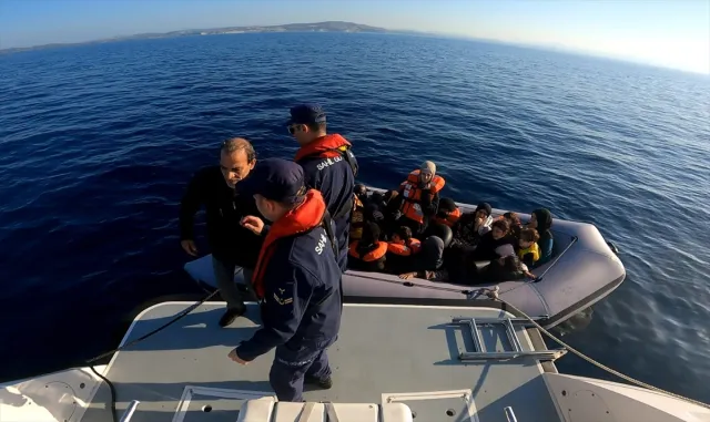 İzmir açıklarında 94 düzensiz göçmen yakalandı İzmir açıklarında 94 düzensiz göçmen yakalandı