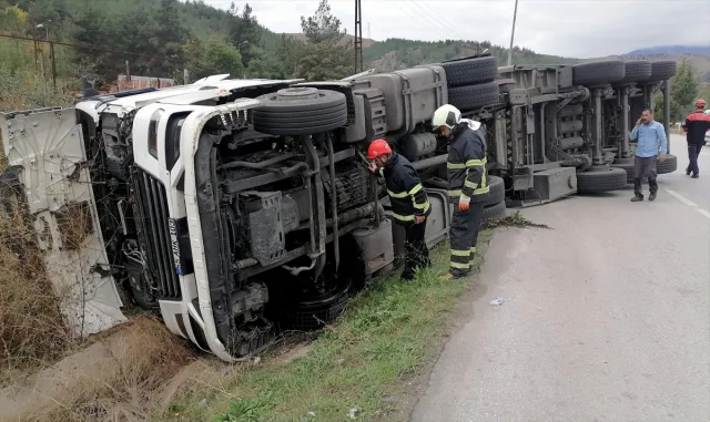 Karabük’te devrilen tırın şoförü kazayı yara almadan atlattı Karabük’te devrilen tırın şoförü kazayı yara almadan atlattı