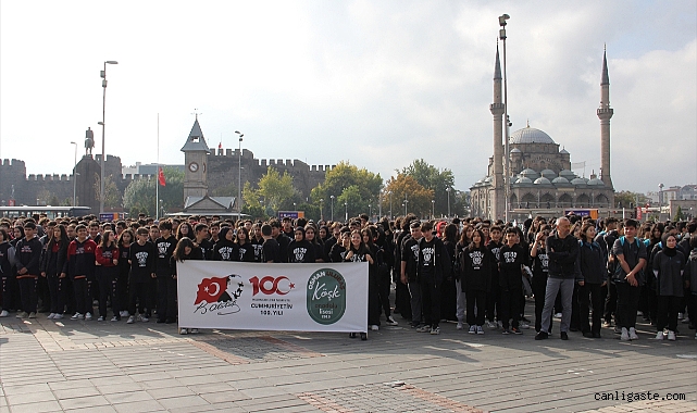 Kayseri Cumhuriyet Meydanı’nda lise öğrencileri İstiklal Marşı’nı okudu Kayseri Cumhuriyet Meydanı’nda lise öğrencileri İstiklal Marşı’nı okudu