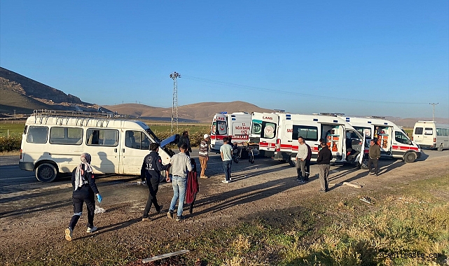 Kayseri’de işçileri taşıyan minibüs ile yakıt tankeri çarpıştı: 15 yaralı Kayseri’de işçileri taşıyan minibüs ile yakıt tankeri çarpıştı: 15 yaralı