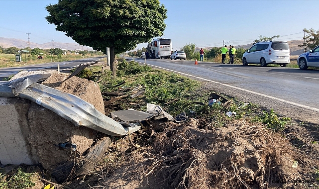 Kayseri’de otobüs refüje çarptı! 15 kişi yaralandı Kayseri’de otobüs refüje çarptı! 15 kişi yaralandı